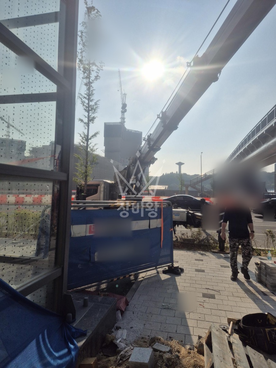 대전 유성구 용계동 3.5톤 스카이차 엘리베이터 유리설치 작업사진 3