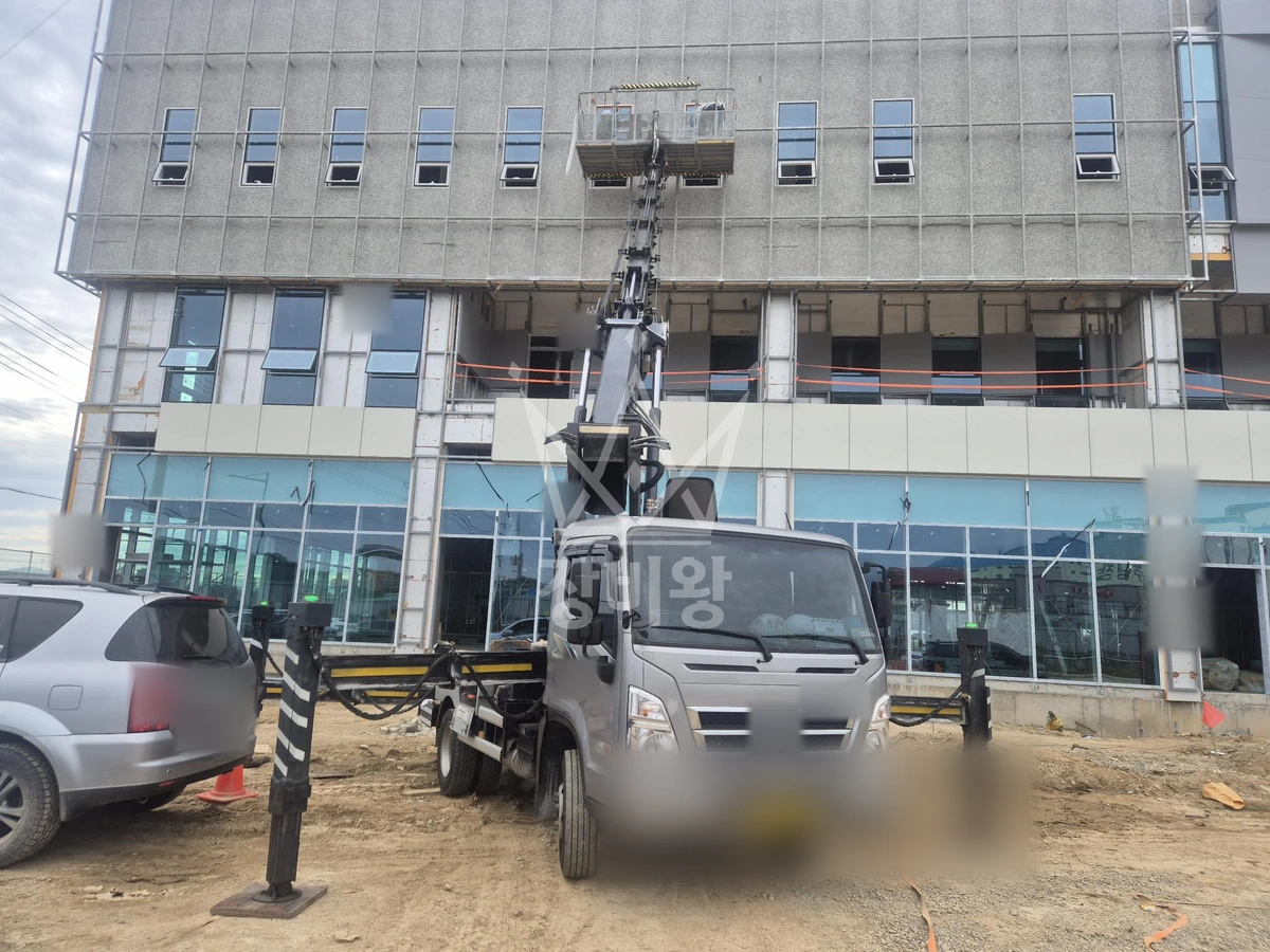 충북 청주시 흥덕구 옥산면 3.5톤 스카이차 유리작업 작업사진 2
