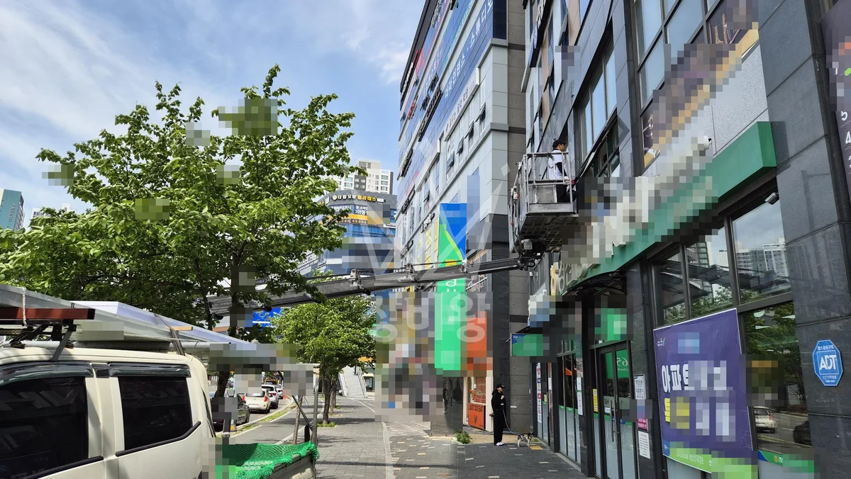 경북 경산시 중산동 3.5톤 스카이차 2층 간판작업 작업사진 1