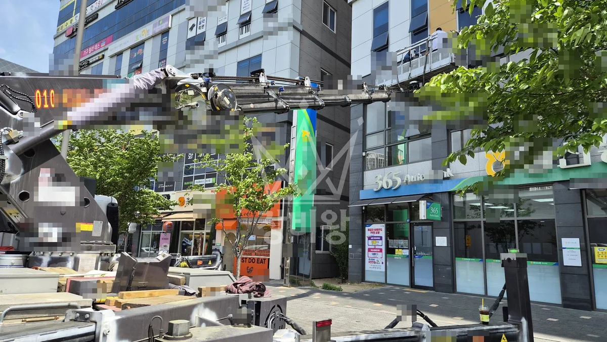 경북 경산시 중산동 3.5톤 스카이차 2층 간판작업 작업사진 2