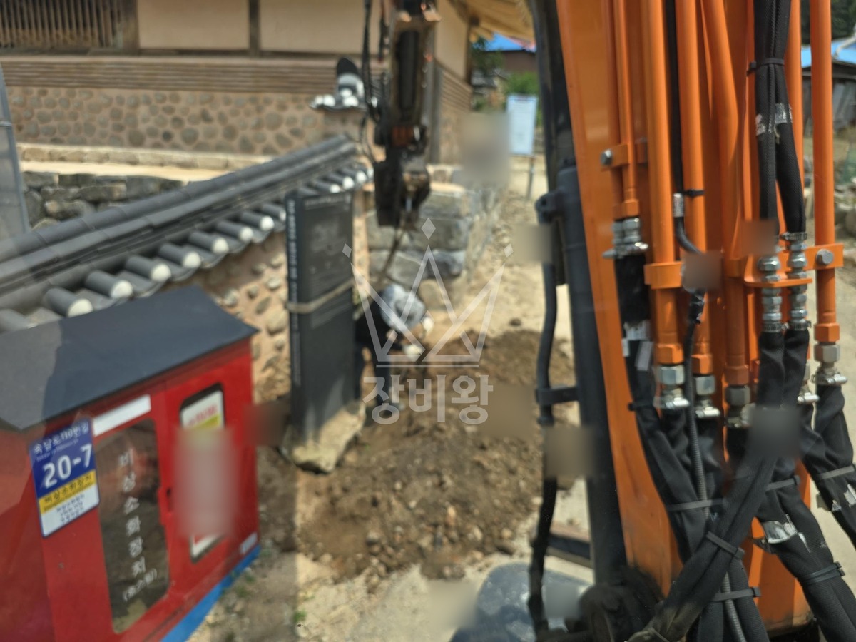 경기 군포시 속달동 포크레인(굴착기) 한옥주택 안내간판 설치 작업사진 2