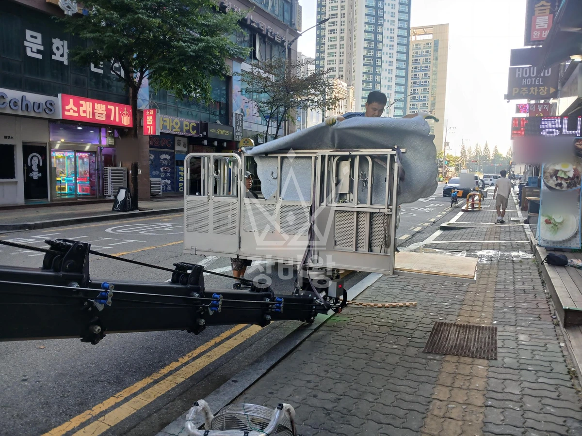 인천 남동구 논현동 3.5톤 스카이차 유리 양중 작업사진 1