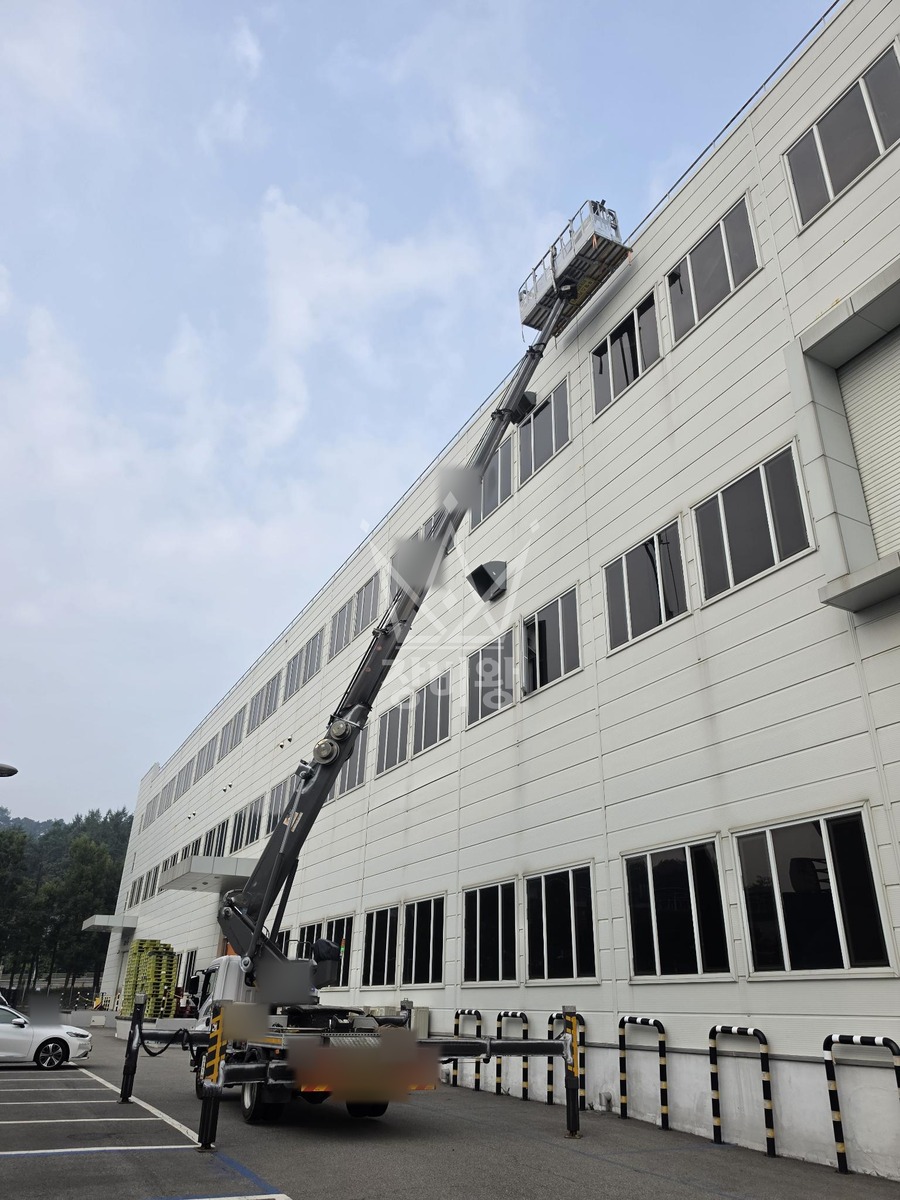 경기 오산시 가장동 3.5톤 스카이차 외부코킹작업 작업사진 1
