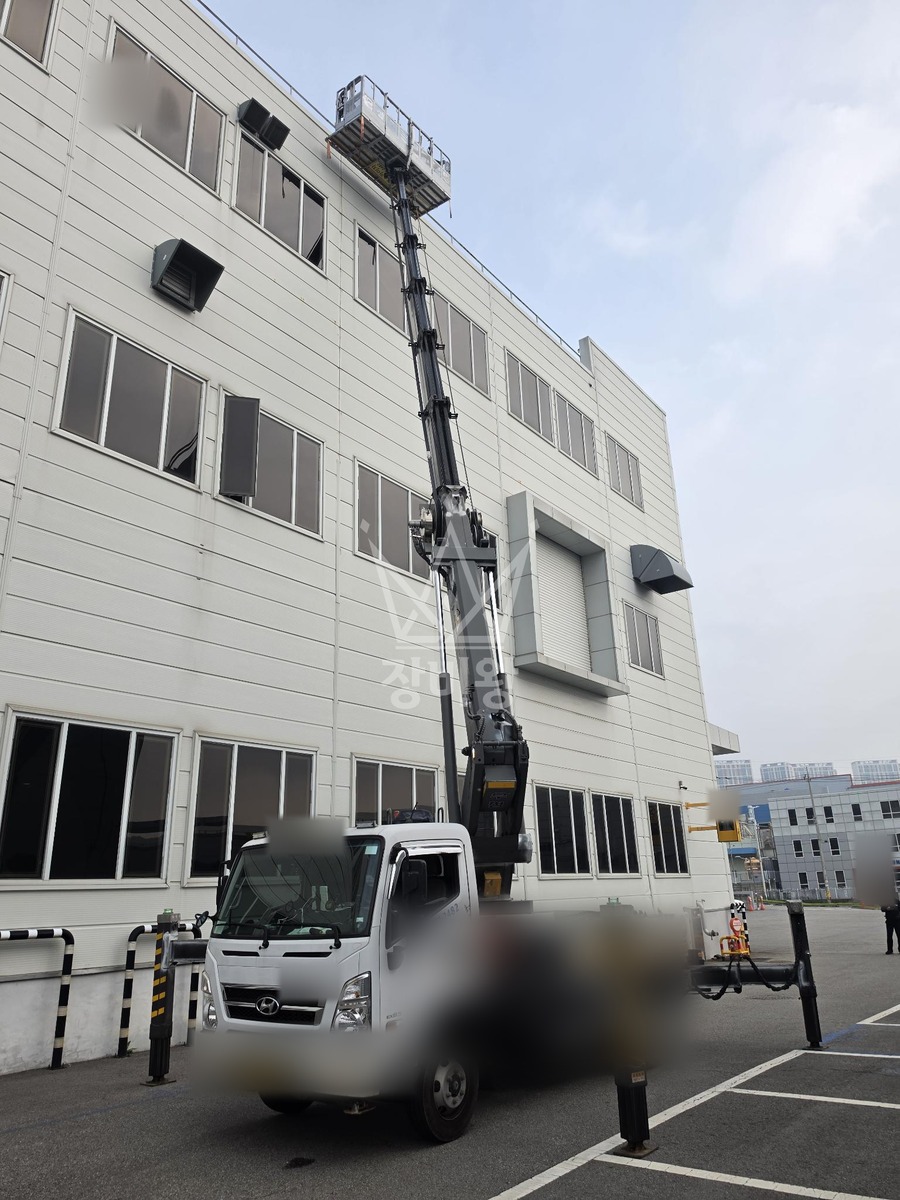 경기 오산시 가장동 3.5톤 스카이차 외부코킹작업 작업사진 2