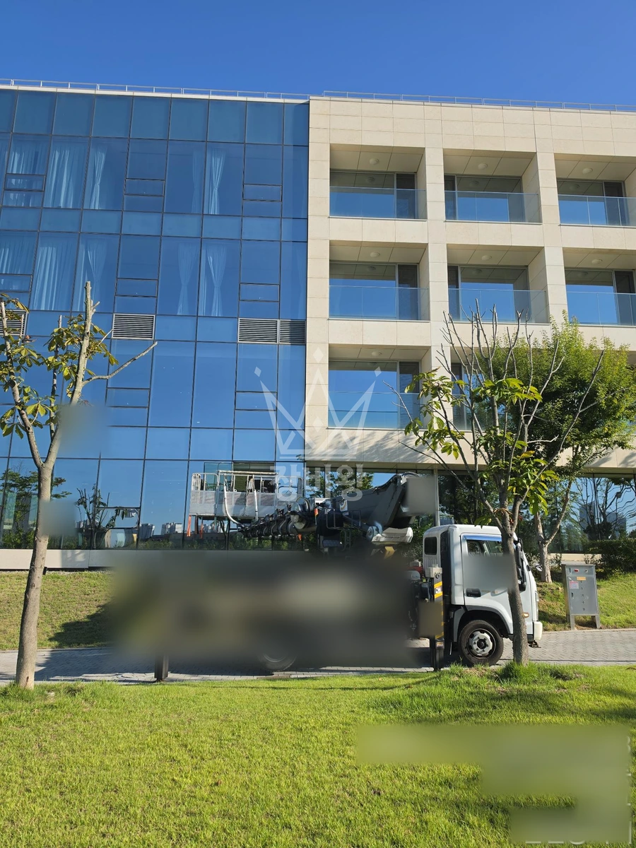 인천 서해구 청라동 3.5톤 스카이차 유리작업, 유리 2~3장정도 들어주셔야되요 작업사진 2