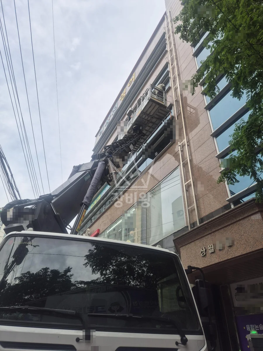 대구 달서구 진천동 3.5톤 스카이차 간판설치 작업사진 3