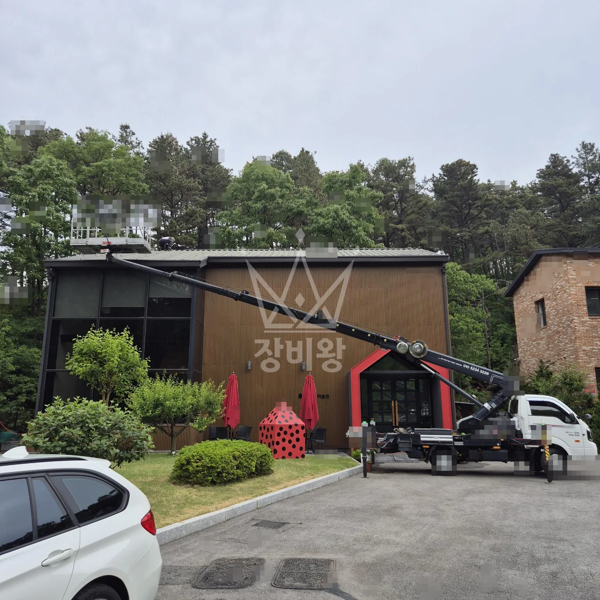 경기 용인시 처인구 1톤 스카이차 2층건물 박공샌드위치지붕 부분 방수작업 작업사진 3