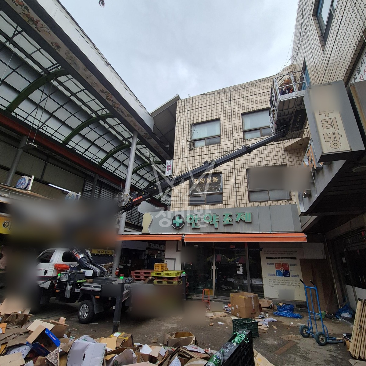 경기 이천시 관고동 1톤 스카이차 레이저설치및 기피제 작업 / 3대작업 작업사진 2