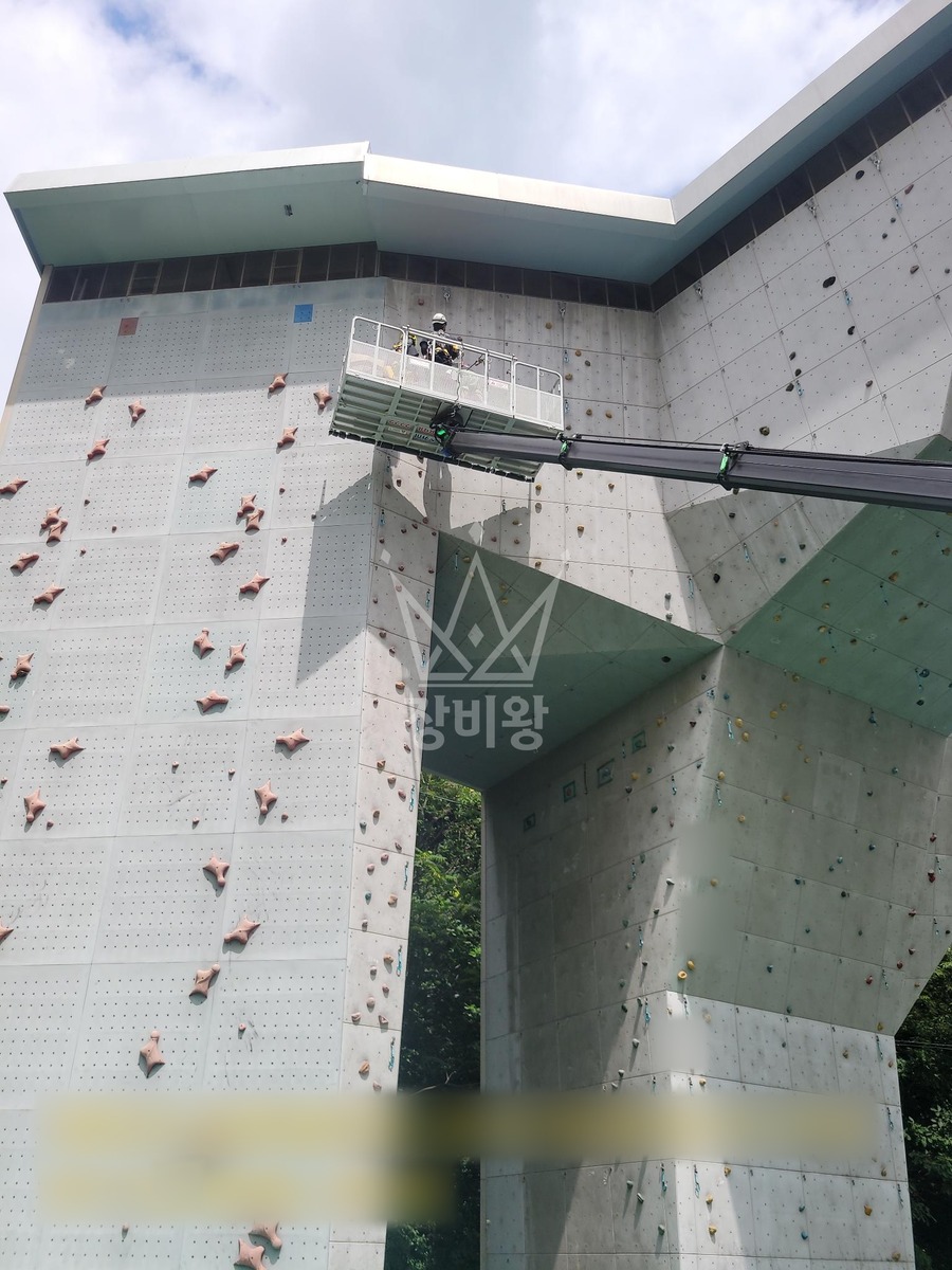 강원특별자치도 양구군 양구읍 3.5톤 스카이차 외벽보수 작업사진 1