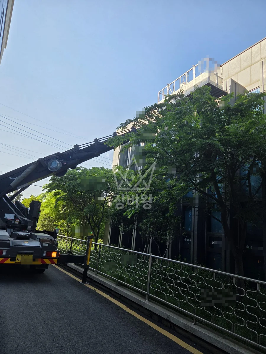 전남 영암군 삼호읍 3.5톤 스카이차 외부실리콘작업 작업사진 1
