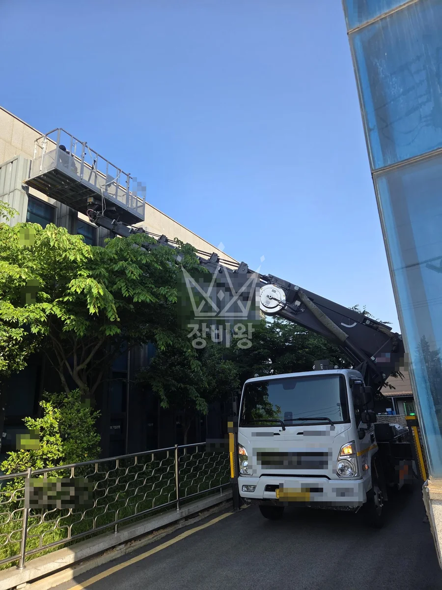 전남 영암군 삼호읍 3.5톤 스카이차 외부실리콘작업 작업사진 3