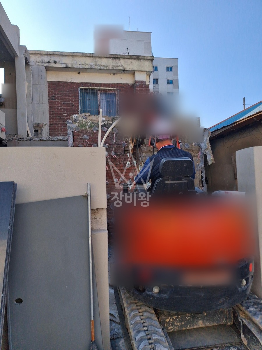 전북 군산시 중앙로1가 포크레인(굴착기) 블럭 담장철거후 상차 작업사진 3