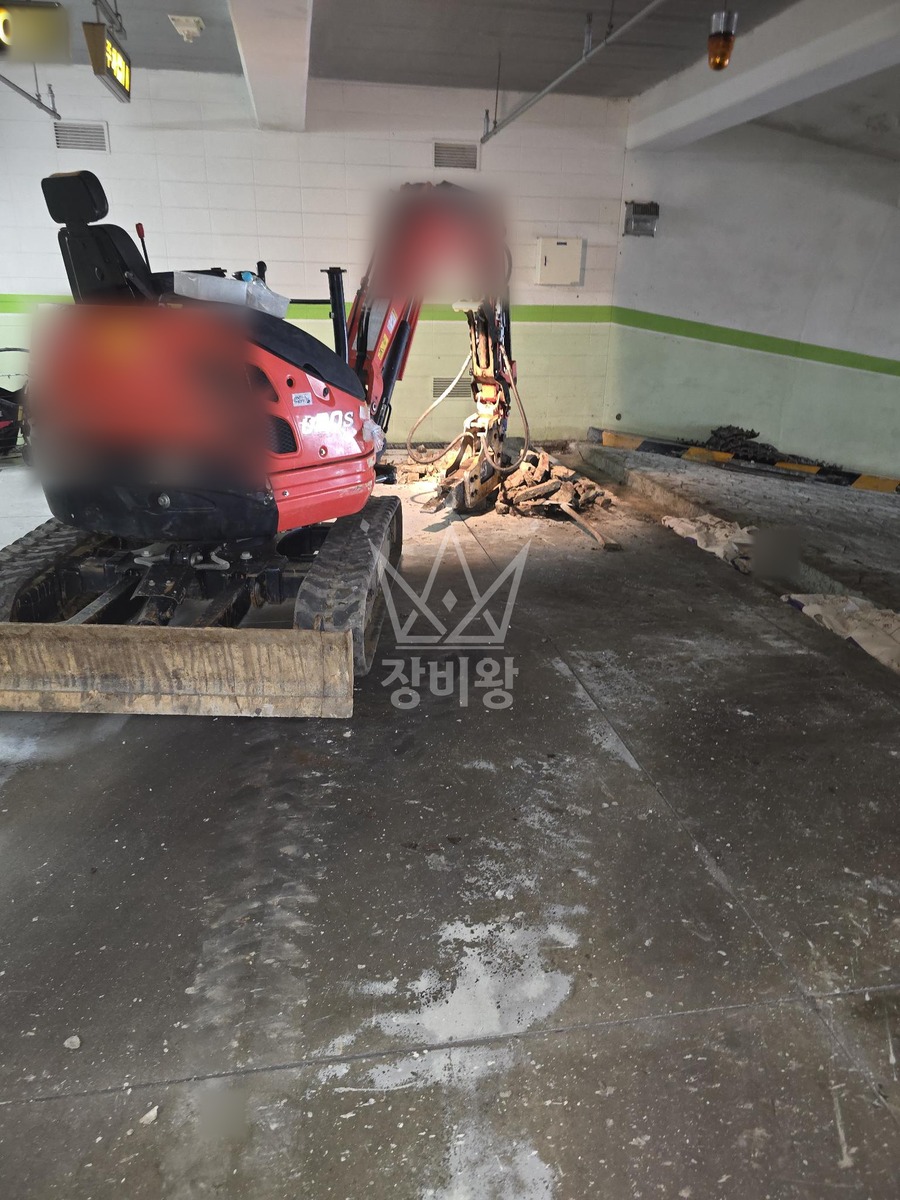 충남 천안시 동남구 구성동 포크레인(굴착기) 아파트 지하주차장 트렌치 보수 작업사진 1