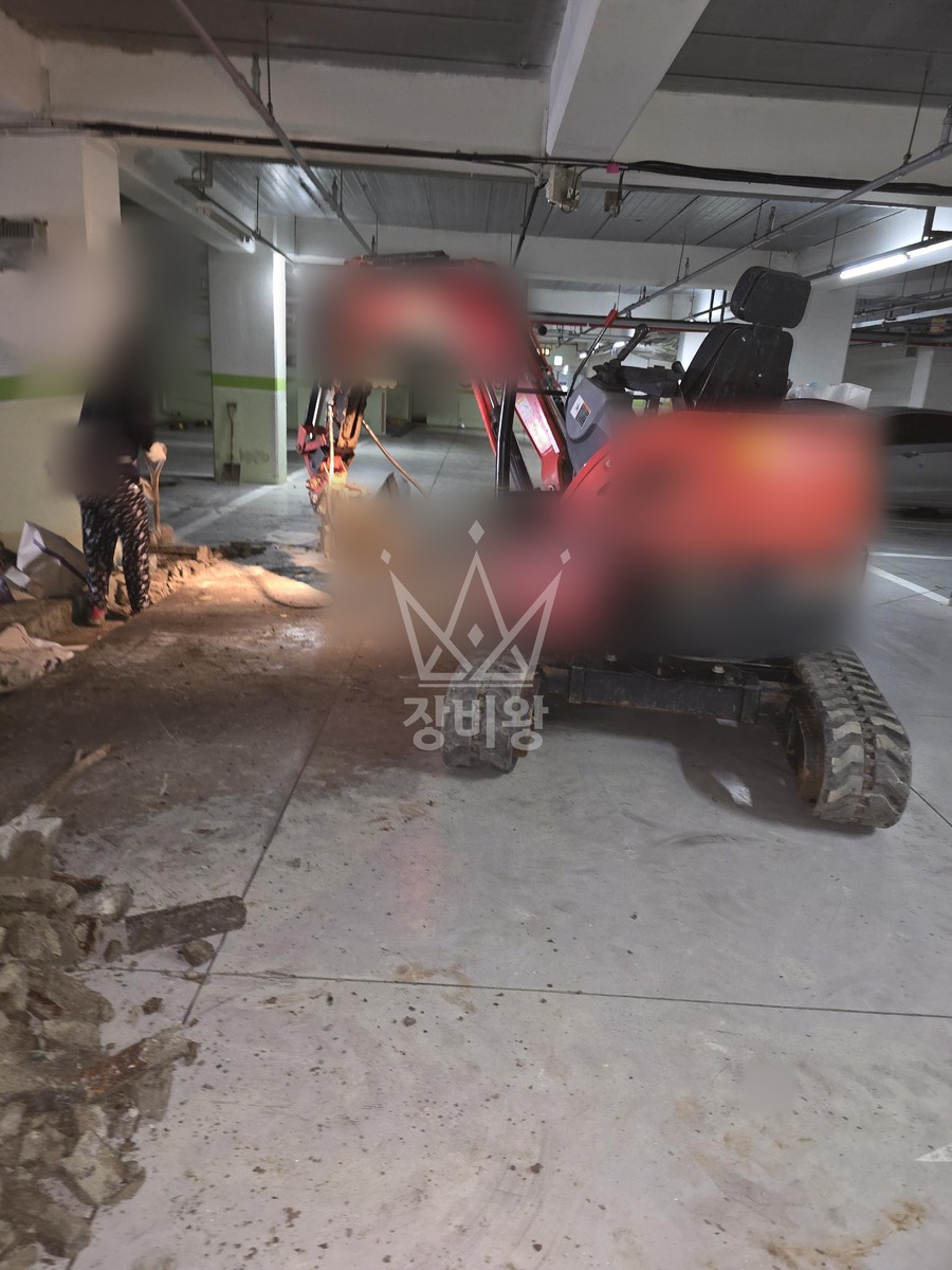 충남 천안시 동남구 구성동 포크레인(굴착기) 아파트 지하주차장 트렌치 보수 작업사진 2