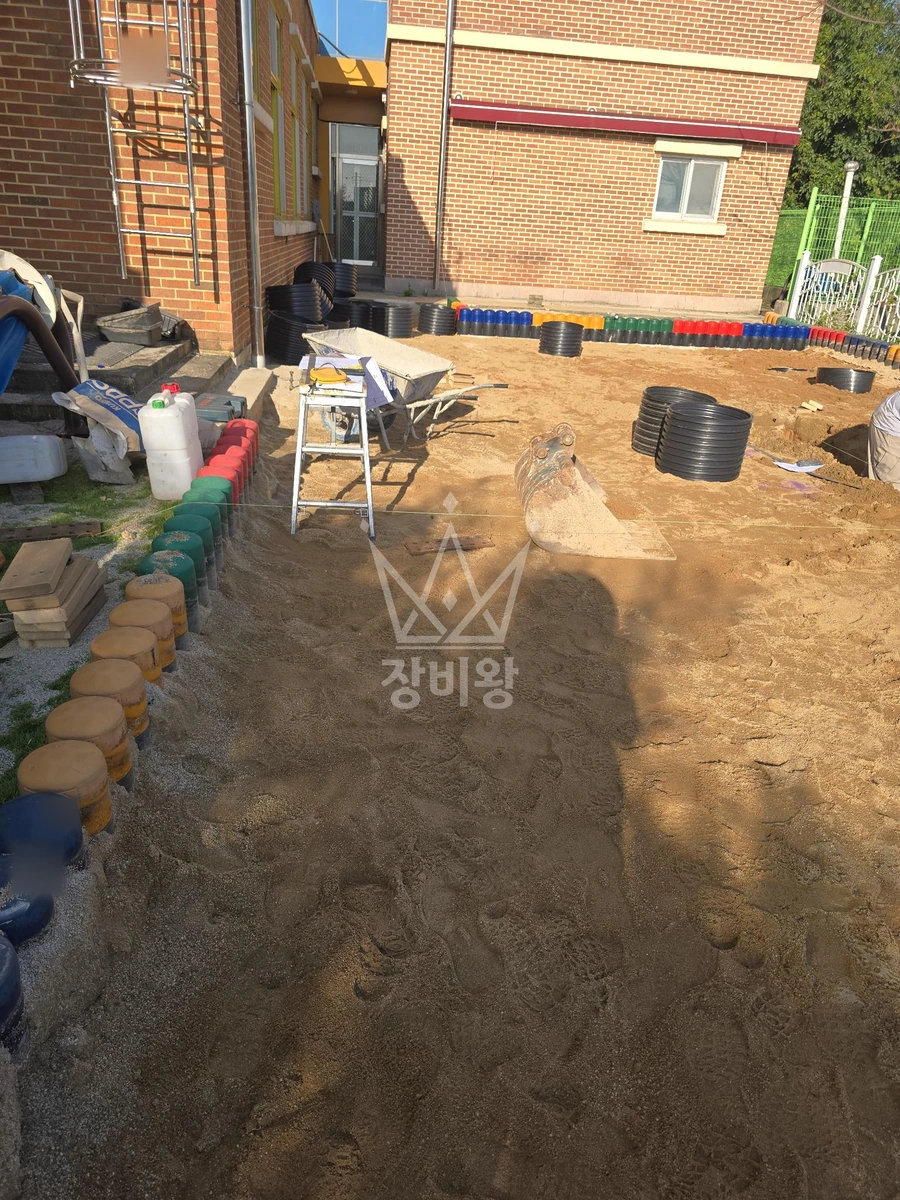 전남광주통합특별시 무안군 삼향읍 포크레인(굴착기) 목재놀이기구 기초 텃파기 작업사진 1