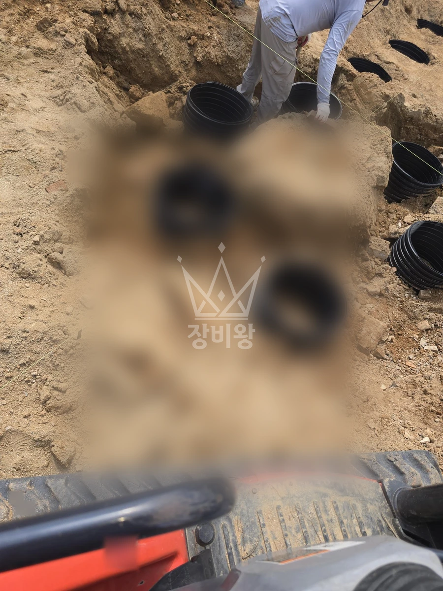 전남광주통합특별시 무안군 삼향읍 포크레인(굴착기) 목재놀이기구 기초 텃파기 작업사진 3