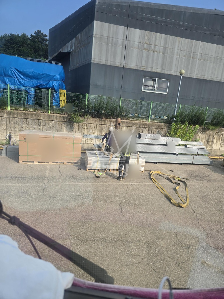 경기 화성시 효행구 정남면 50톤 크레인 태양광 구조물 양중 작업사진 1