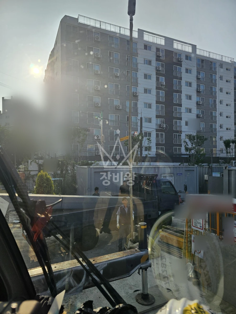 경기 용인시 기흥구 마북동 25톤 크레인 2층지붕으로 파이프2묶음정도 작업사진 3