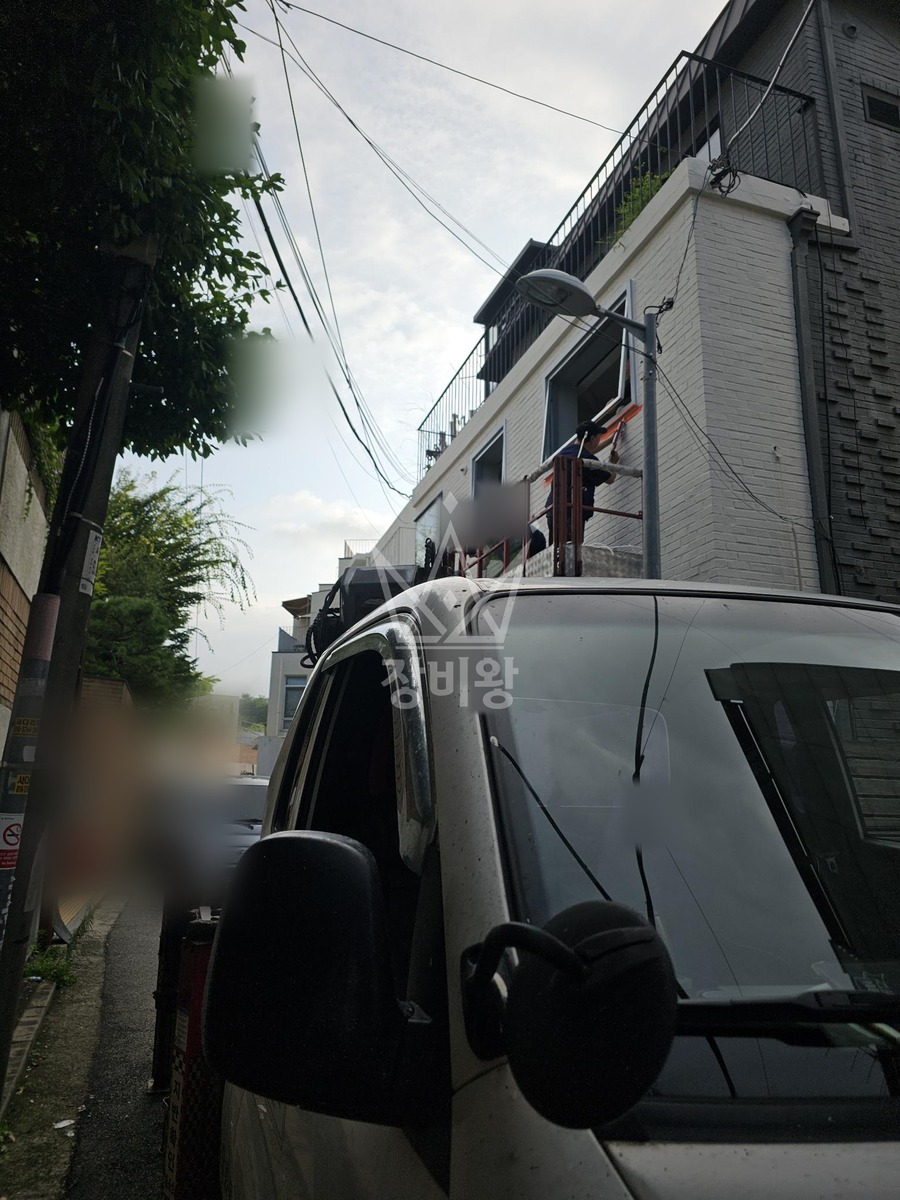 서울 용산구 한남동 1톤 스카이차 실리콘작업 작업사진 3