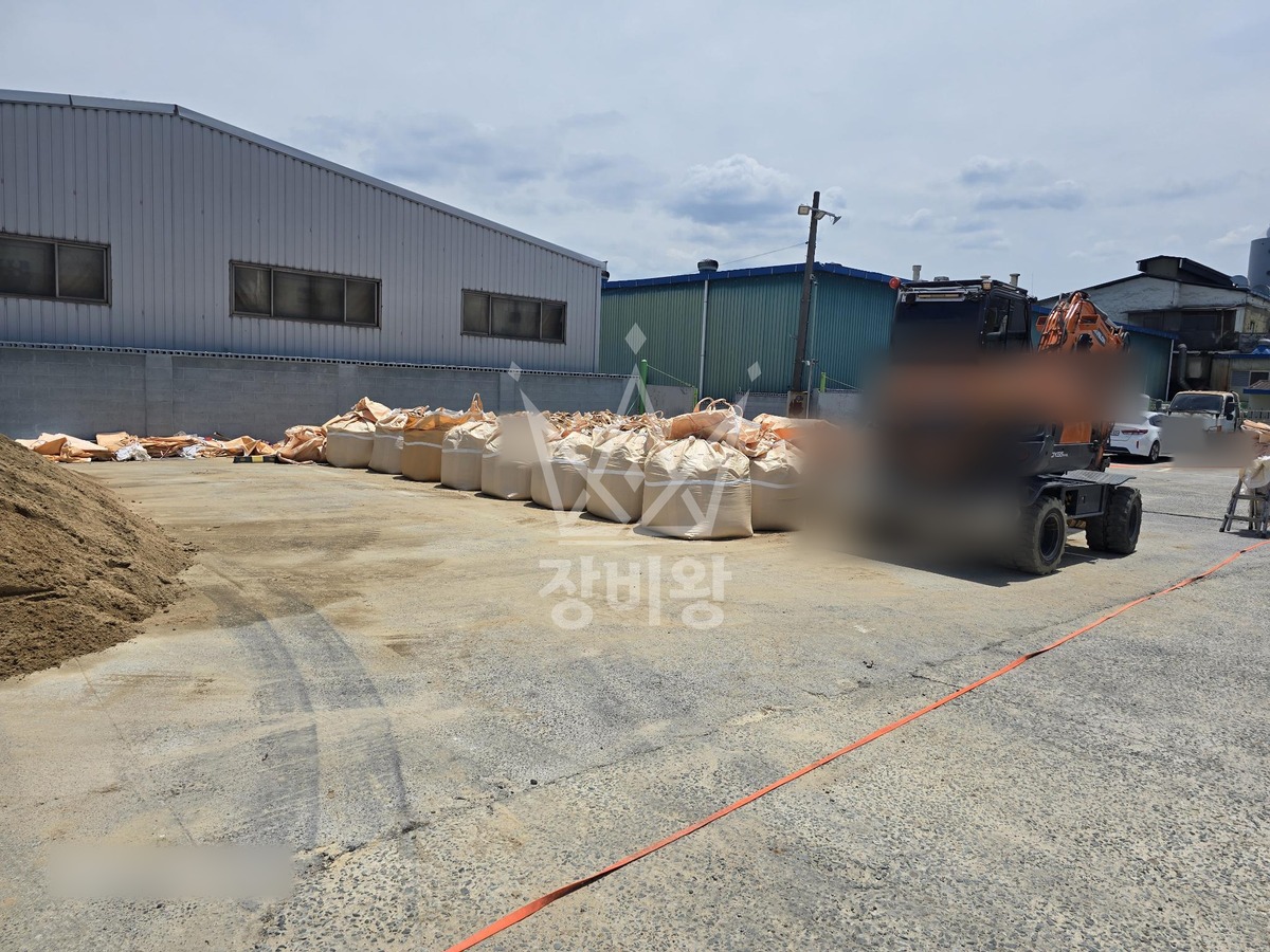 대구 달서구 갈산동 포크레인(굴착기) 톤백모래작업 / 작업일 17일,19일 작업완료사진 1