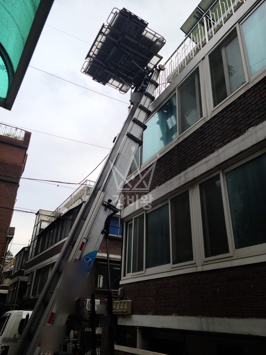 서울 영등포구 대림동 1톤 사다리차 플라스틱자재내림 작업사진 1