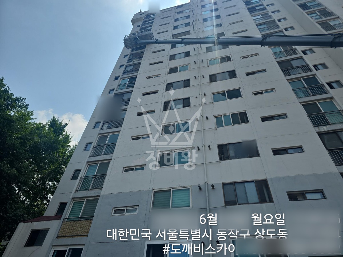 서울 동작구 상도동 5톤 스카이차 자재 양중 작업사진 1