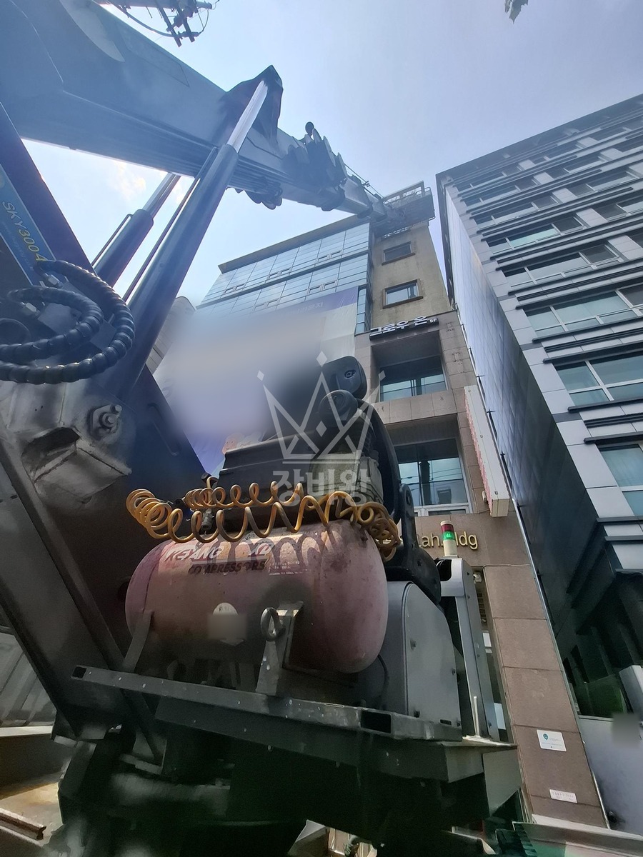 서울 강남구 역삼동 3.5톤 스카이차 외벽 실리콘 작업사진 1