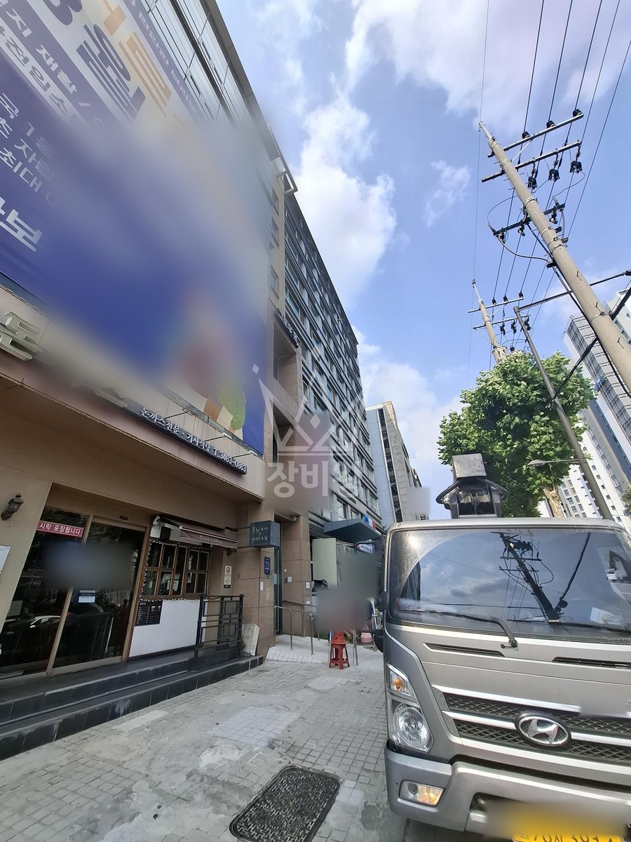 서울 강남구 역삼동 3.5톤 스카이차 외벽 실리콘 작업완료사진 1