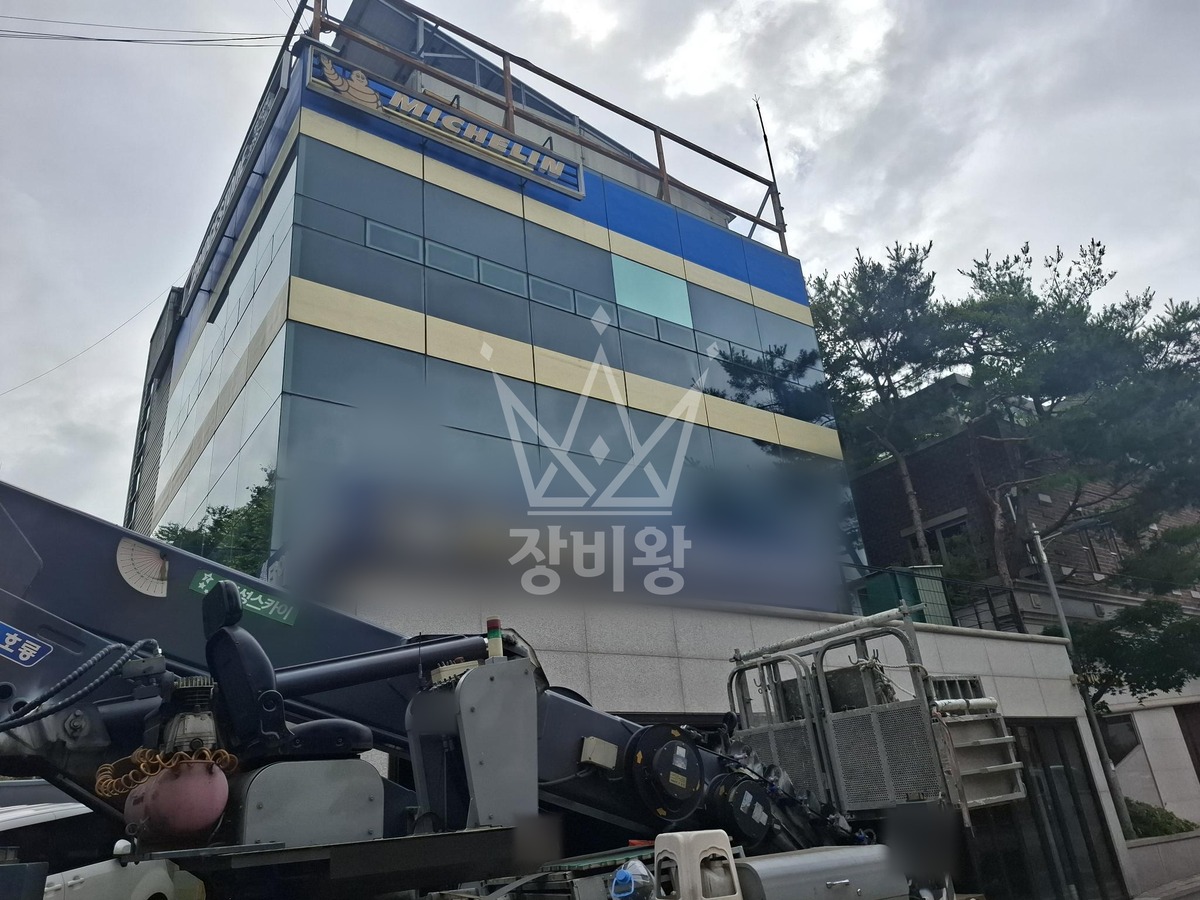 서울 서초구 내곡동 3.5톤 스카이차 외부유리창 1장 교체, 실리콘 보수작업 작업완료사진 1