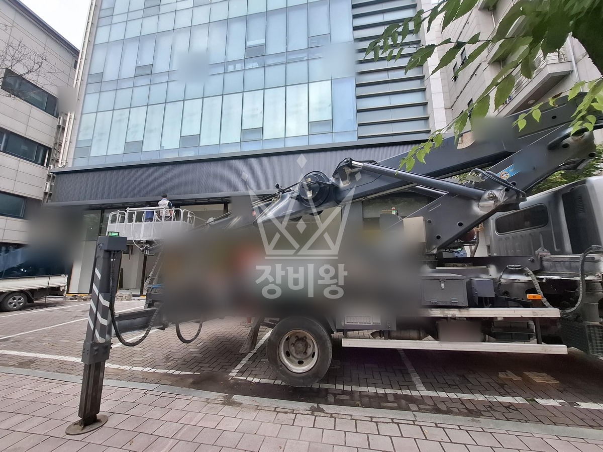 경기 성남시 수정구 복정동 3.5톤 스카이차 유리설치작업 작업사진 1
