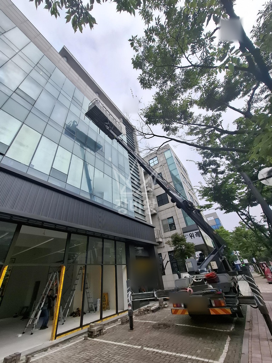경기 성남시 수정구 복정동 3.5톤 스카이차 유리설치작업 작업사진 2