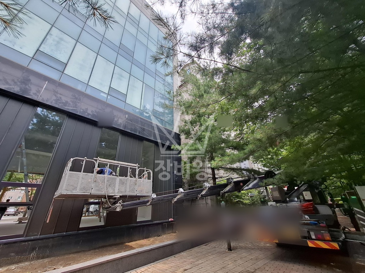 경기 성남시 수정구 복정동 3.5톤 스카이차 유리설치작업 작업사진 3