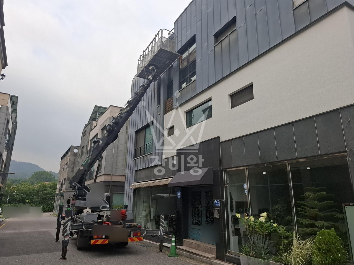경기 성남시 분당구 운중동 3.5톤 스카이차 방부목작업 작업사진 2