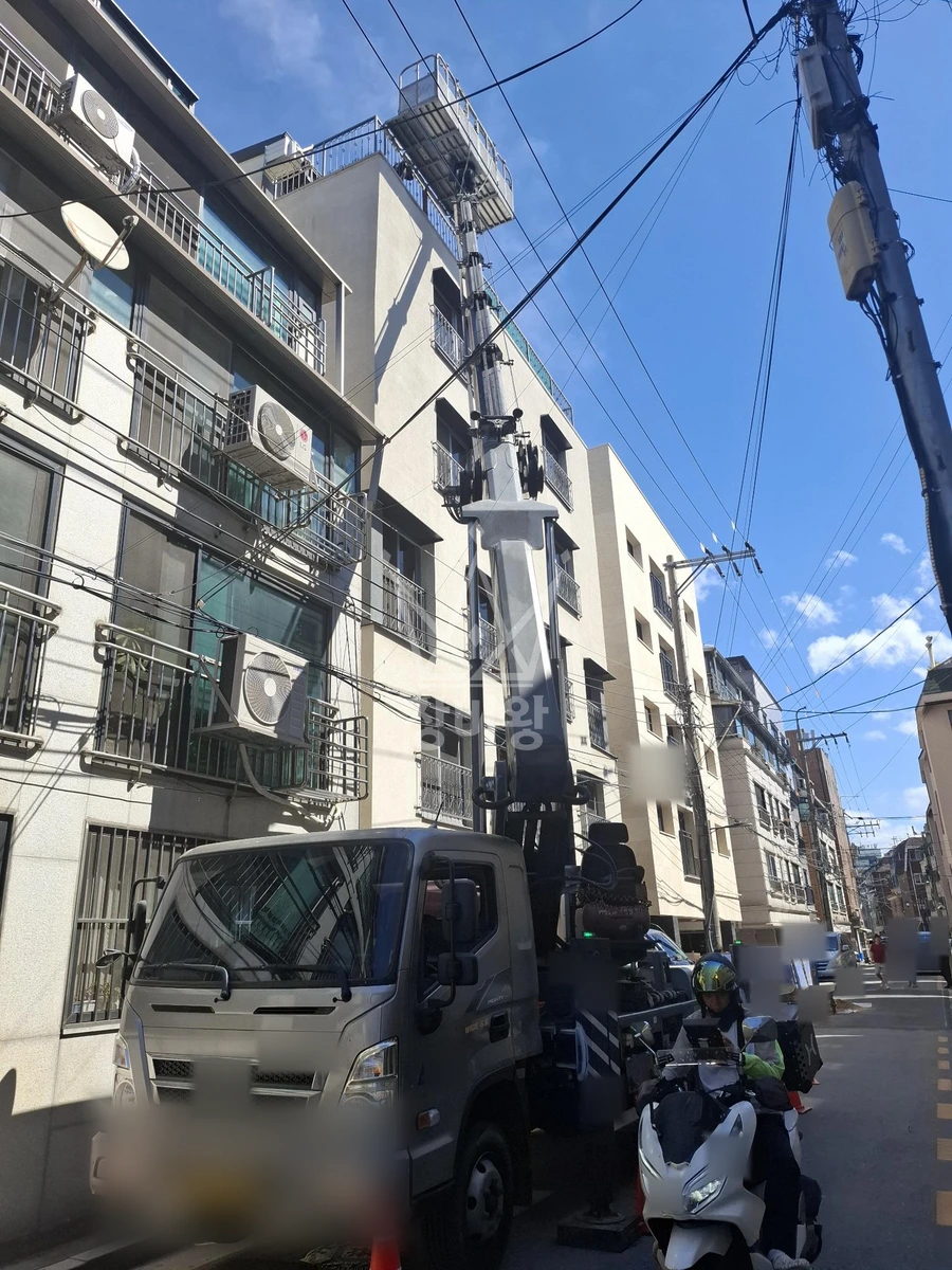 서울 송파구 삼전동 3.5톤 스카이차 연립 5층옥상 폐기물내림 작업사진 1