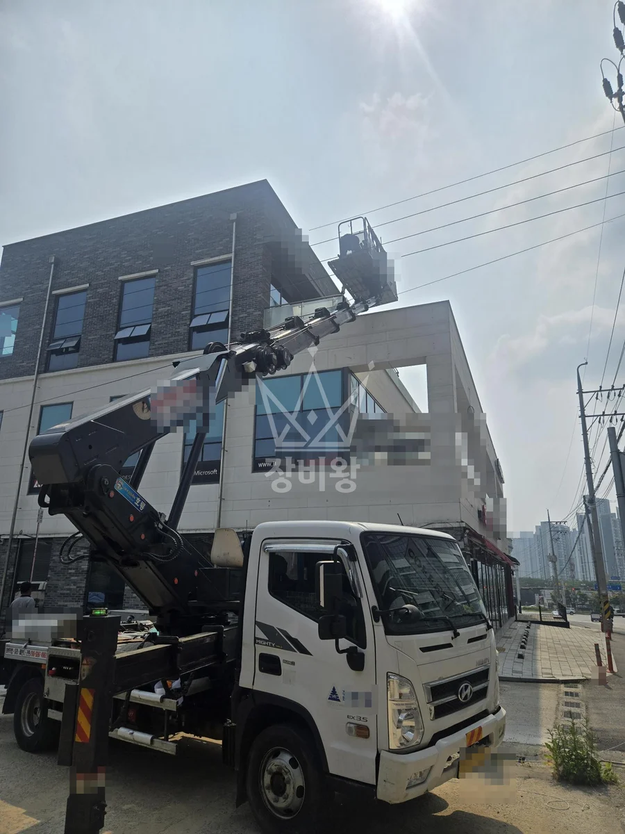 충남 천안시 서북구 3.5톤 스카이차 스텐자재양중 작업사진 2
