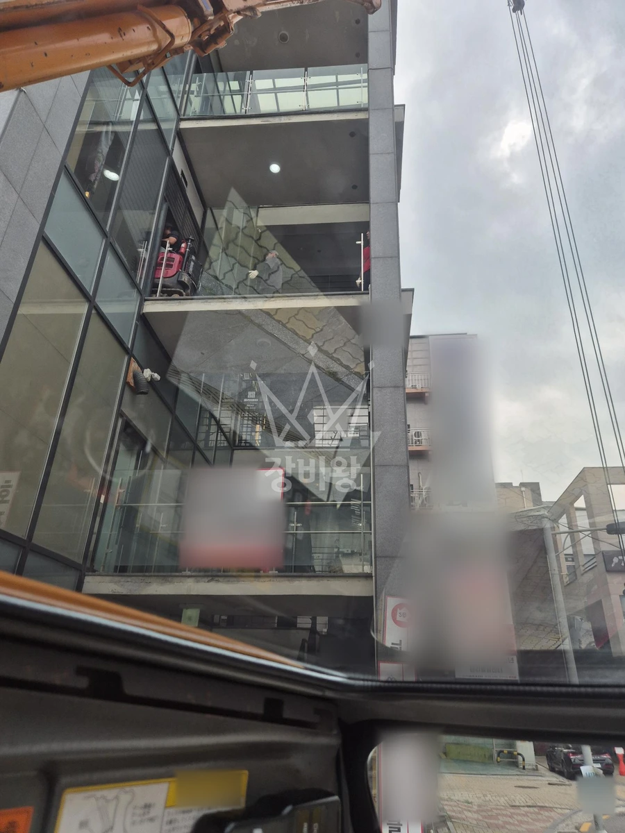 경기 평택시 비전동 13톤 크레인 3층 017 포크레인 양중 2대 작업사진 3