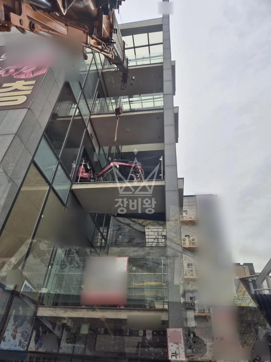 경기 평택시 비전동 13톤 크레인 3층 017 포크레인 2대 내림 작업사진 2