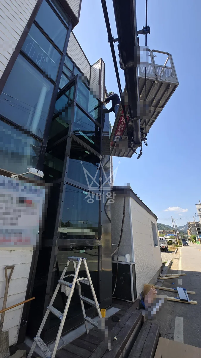 경기 가평군 조종면 3.5톤 스카이차 외부리프트설치 작업사진 3