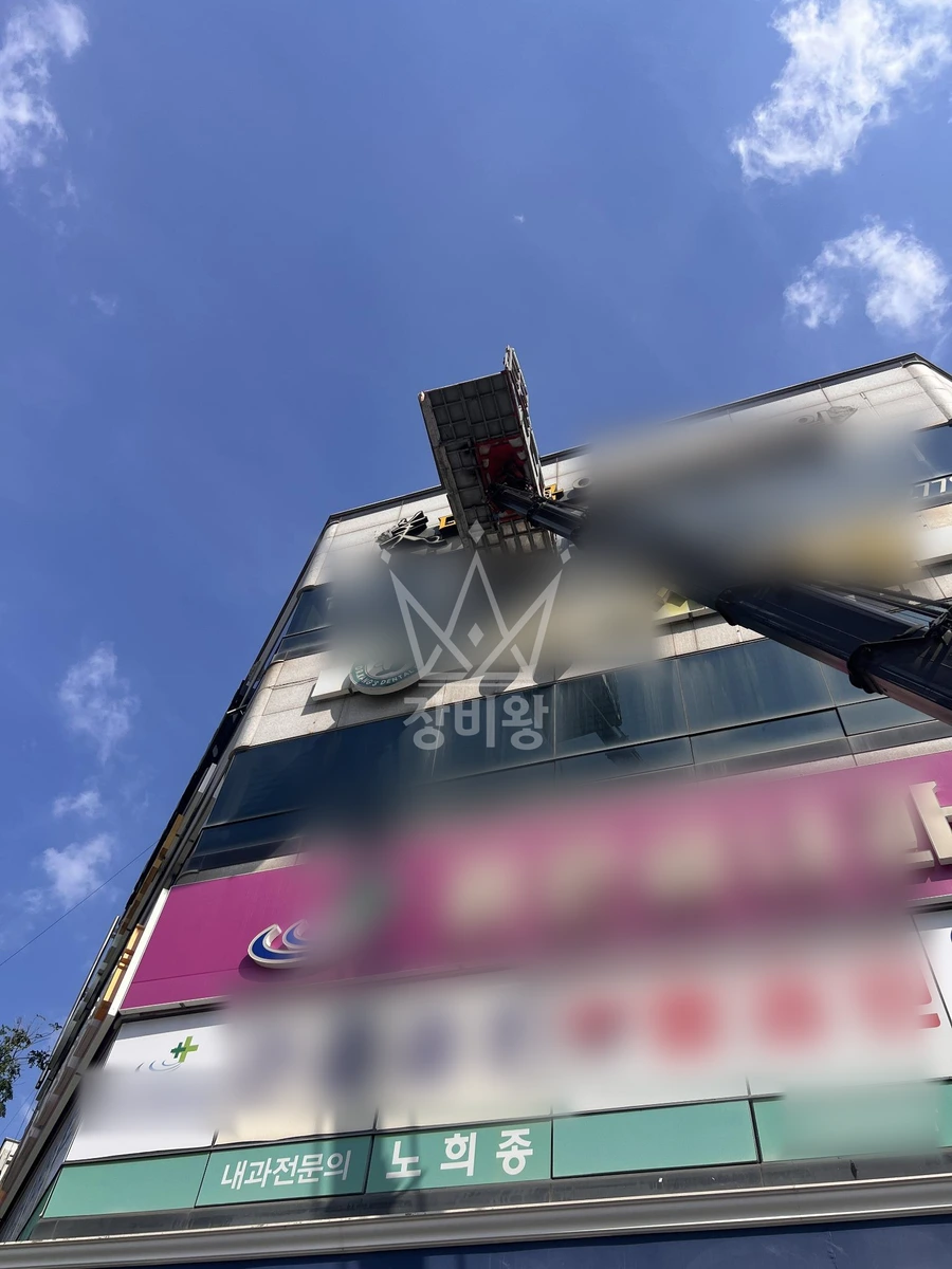 전남광주 목포시 옥암동 3.5톤 스카이차 4층 문탈거 작업사진 1