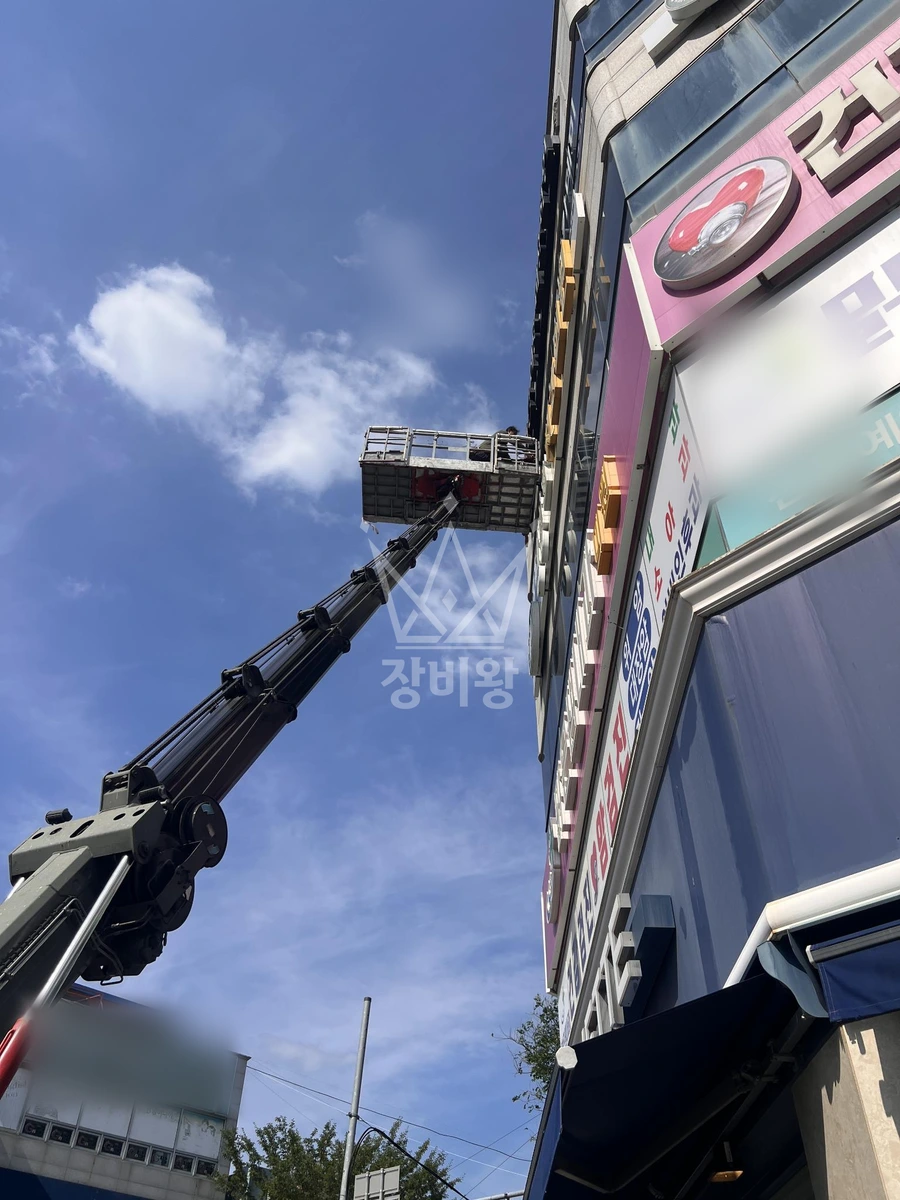 전남광주 목포시 옥암동 3.5톤 스카이차 4층 문탈거 작업사진 2