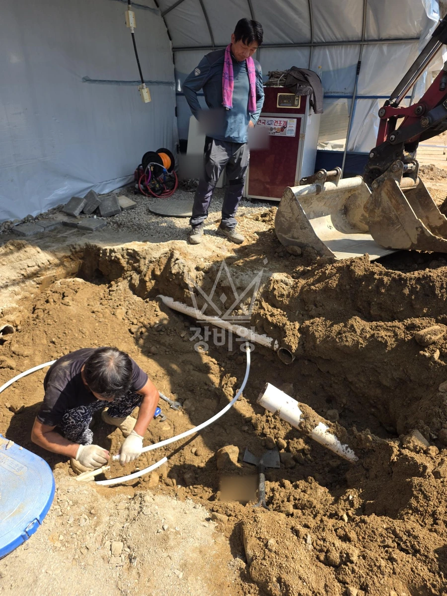 전북 완주군 고산면 포크레인(굴착기) 비닐하우스안 정화조파내고 주변정리 / 바닥수평 작업사진 1
