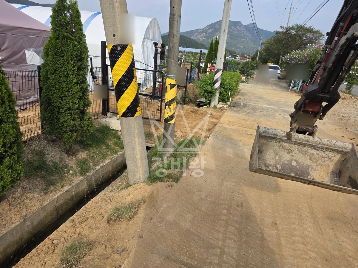 전북 완주군 고산면 포크레인(굴착기) 비닐하우스안 정화조파내고 주변정리 / 바닥수평 작업완료사진 1