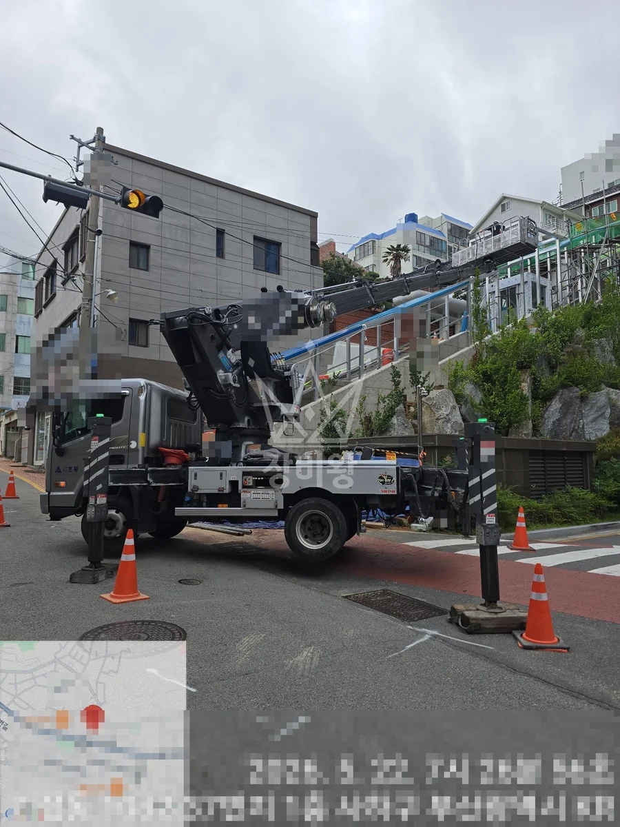부산 사하구 괴정동 3.5톤 스카이차 파이프 설치 작업사진 1