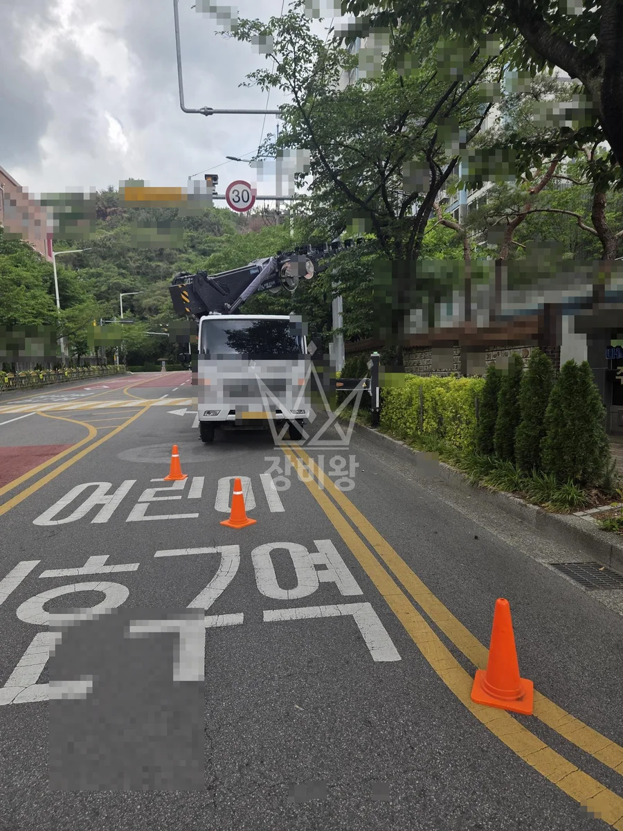 경남 김해시 대청동 3.5톤 스카이차 소나무전지 작업사진 2