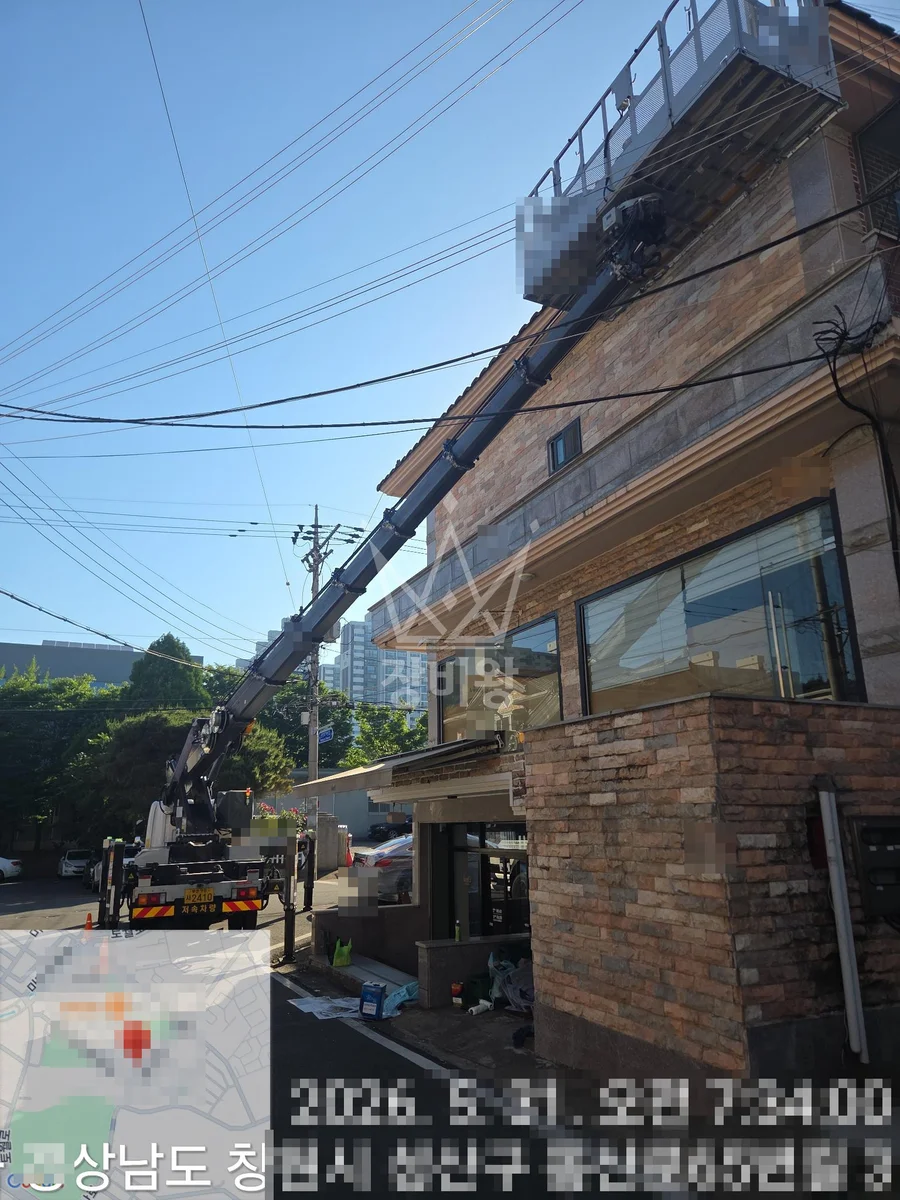 경남 창원시 마산합포구 3.5톤 스카이차 지붕 페인트 작업사진 3