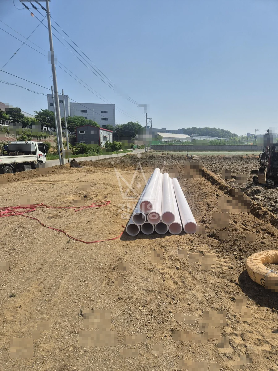 경기 평택시 서탄면 포크레인(굴착기) 수도 및 pvc 매설 작업 작업사진 1