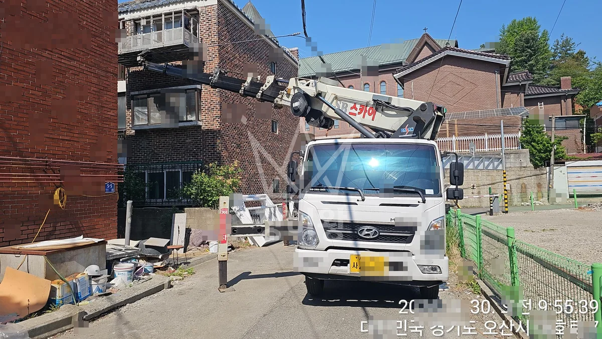 경기 오산시 두곡동 3.5톤 스카이차 샤시 양중 작업사진 3