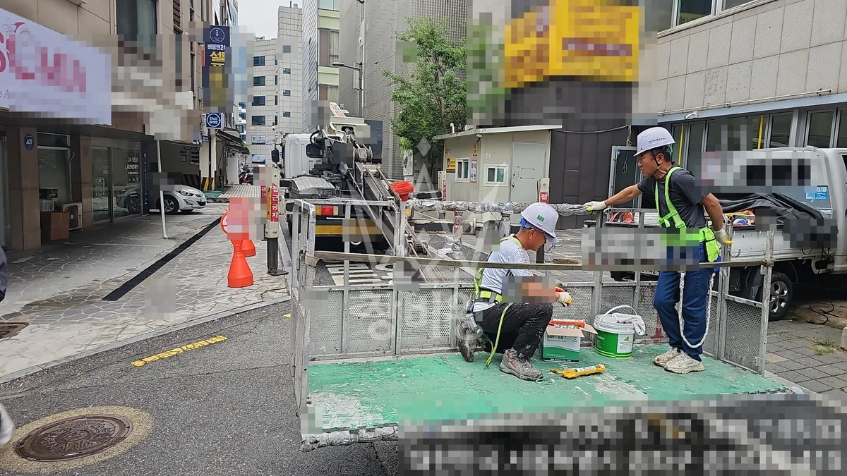 서울 송파구 석촌동 3.5톤 스카이차 5층 실리콘코킹 작업사진 1