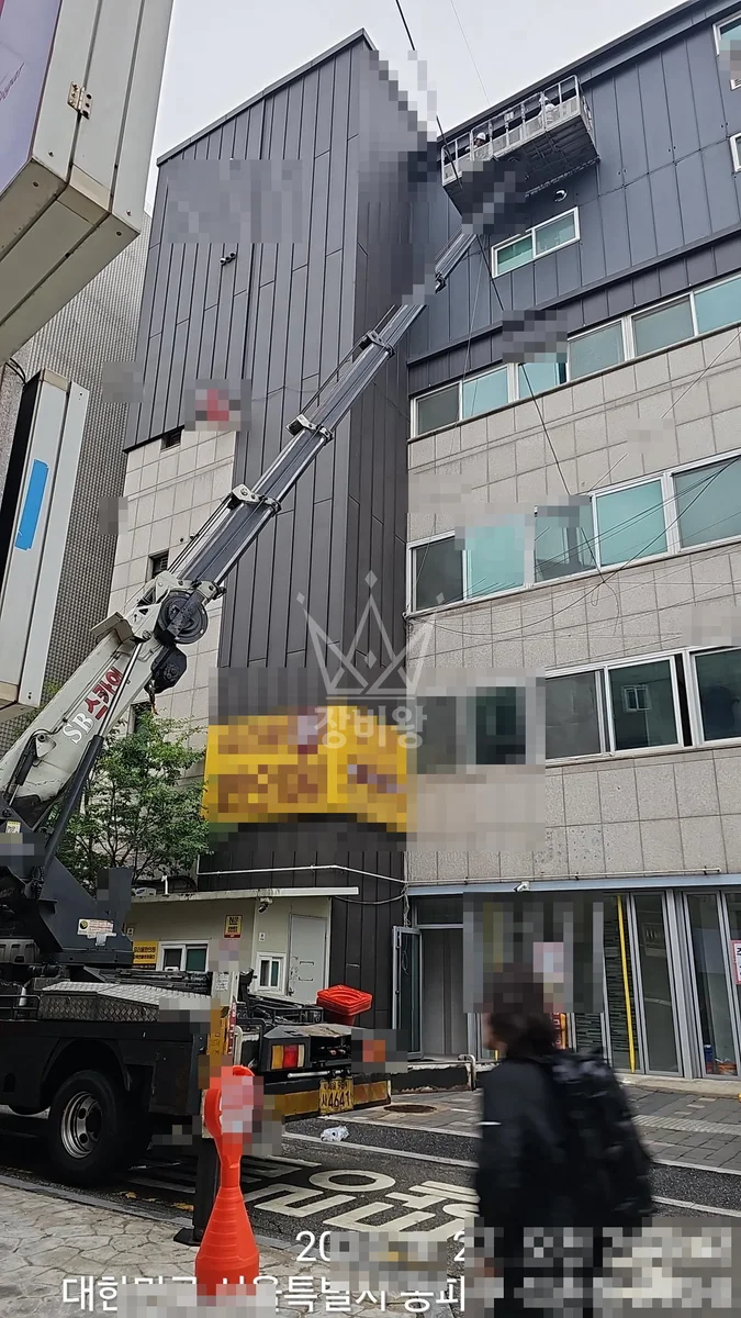 서울 송파구 석촌동 3.5톤 스카이차 5층 실리콘코킹 작업사진 3