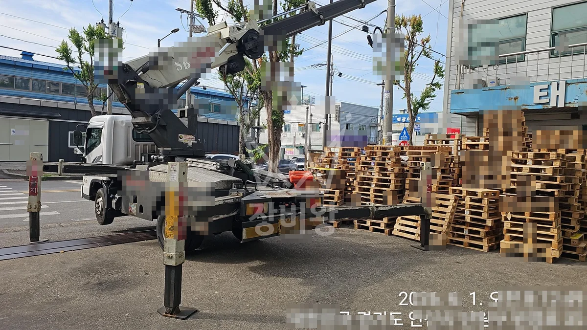 경기 안산시 단원구 3.5톤 스카이차 물받이,판넬작업 작업사진 2